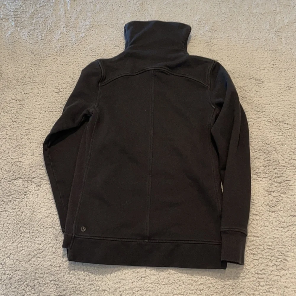 Lululemon Press Pause Pullover color black size 4